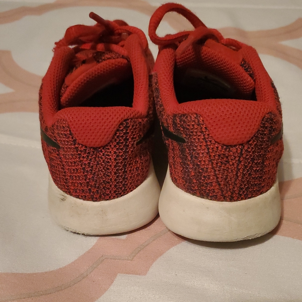 Red nike's - Picture 2 of 4